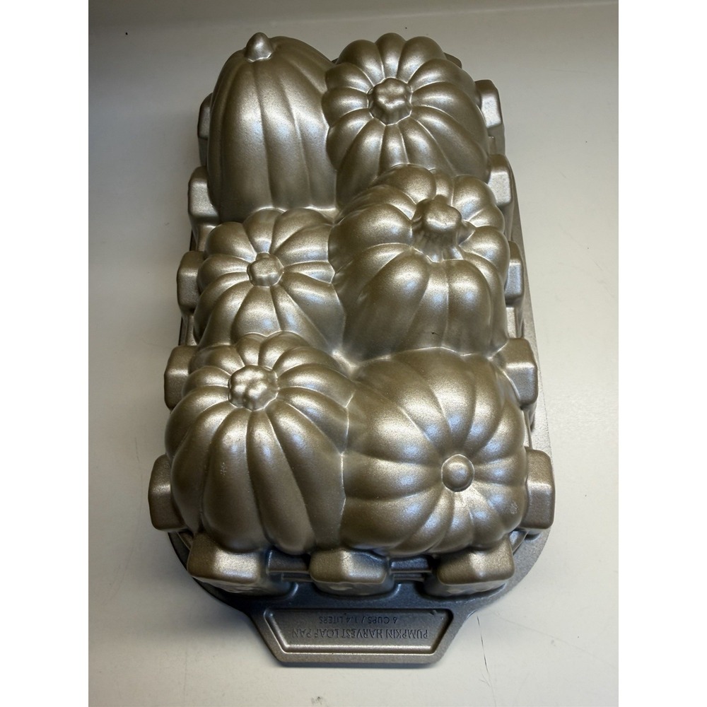 Nordic Ware Goldtone Pumpkin Harvest Loaf Pan 6 Cup 1.4L Fall Thanksgiving EUC - Picture 3 of 5